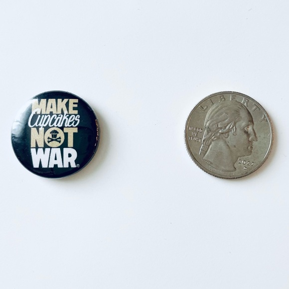 📍 5/$20 Johnny Cupcakes "Make Cupcakes Not War” Pin Button - Picture 1 of 2
